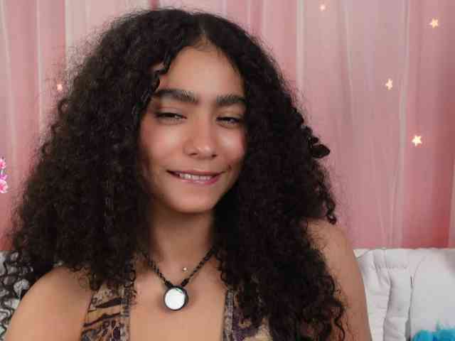 Victoria_Curly webcam