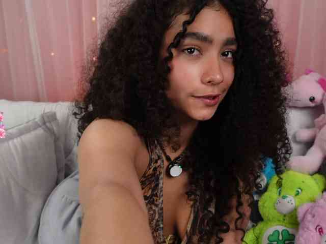 Victoria_Curly webcam
