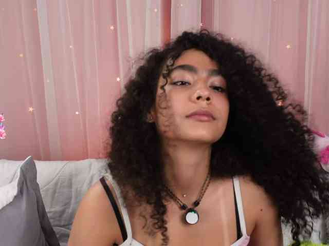 Victoria_Curly webcam