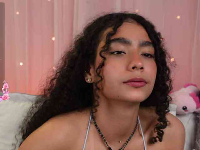 Victoria_Curly webcam