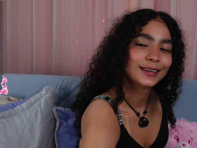 Victoria_Curly webcam
