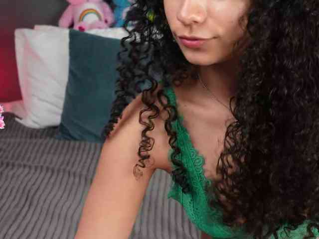 Victoria_Curly webcam