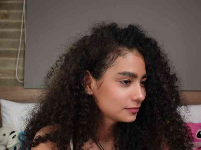 Victoria_Curly webcam