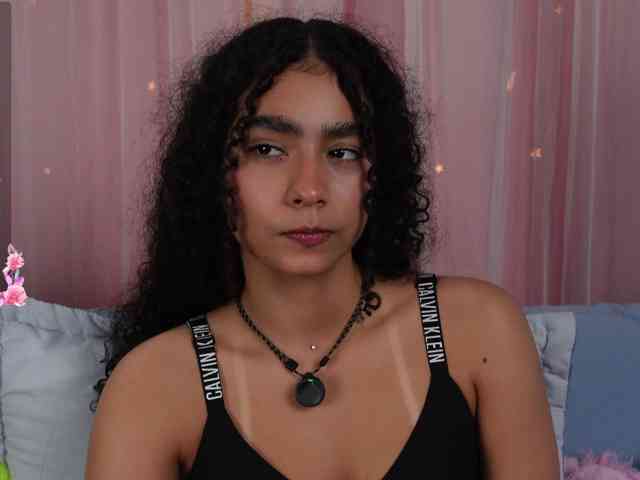 Victoria_Curly webcam