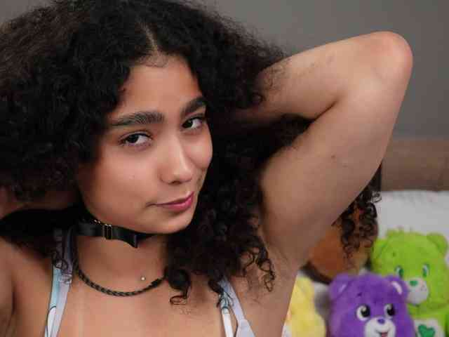 Victoria_Curly webcam