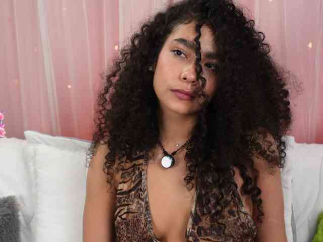 Victoria_Curly webcam