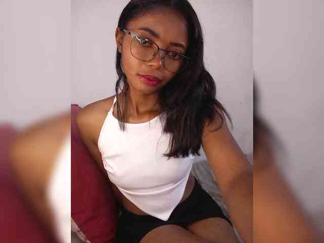 Maella22 Live Webcam on BongaCams