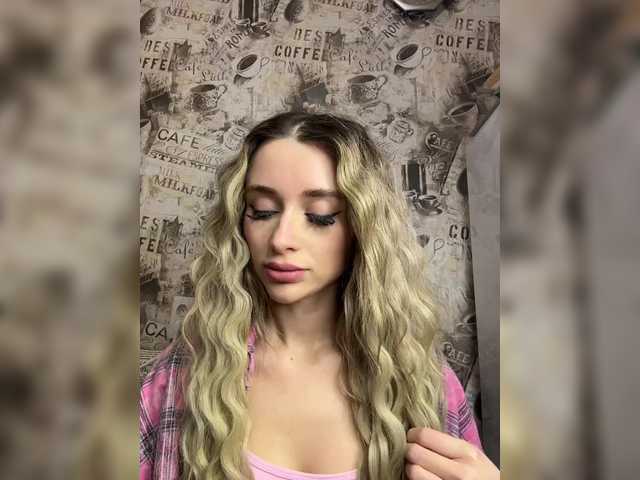 GoldenEmily's BongaCams show and profile