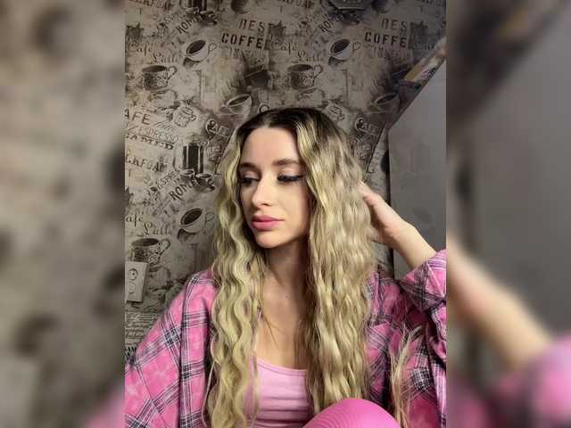 Profile and Statistics for GoldenEmily on BongaCams