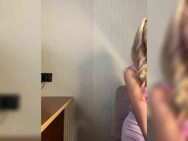 GoldenEmily webcam