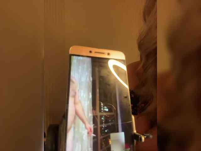GoldenEmily webcam