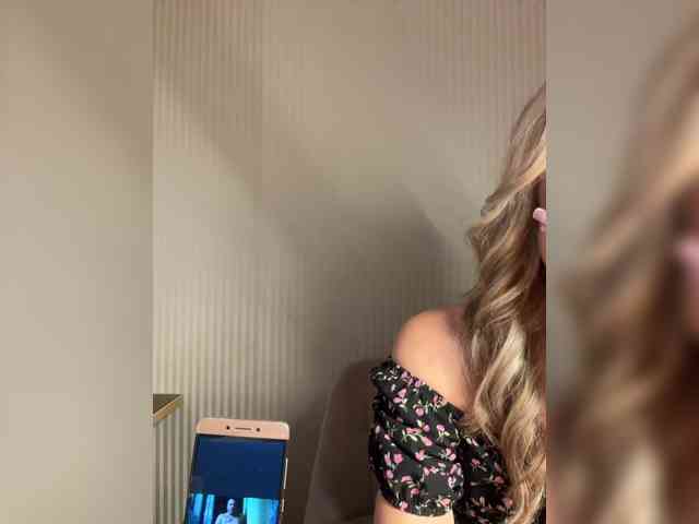 GoldenEmily webcam