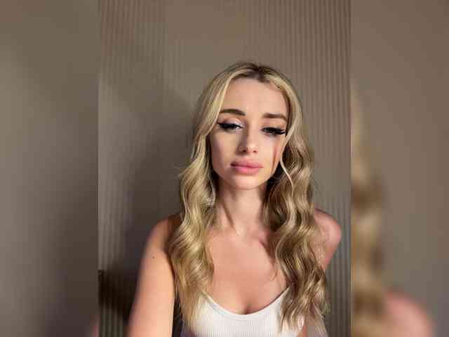 GoldenEmily webcam
