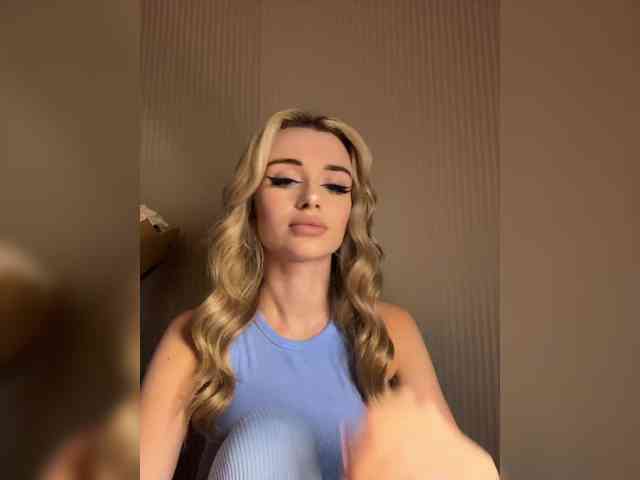 GoldenEmily webcam