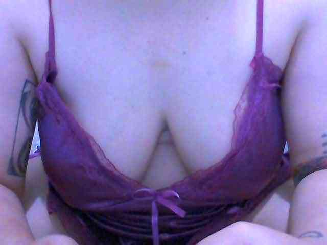 Hotboobies19 webcam
