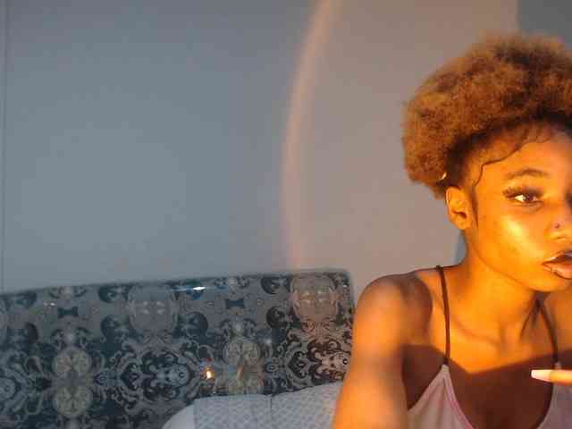 Mona_Keyis webcam