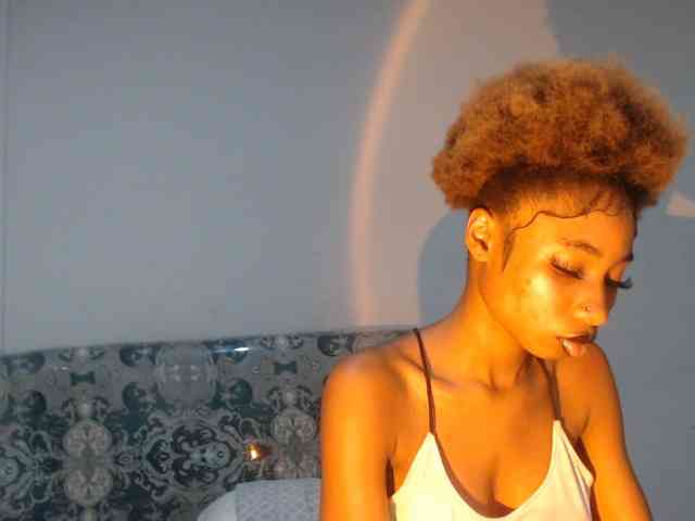 Mona_Keyis webcam