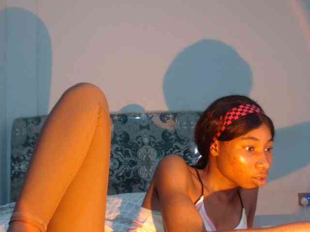 Mona_Keyis webcam