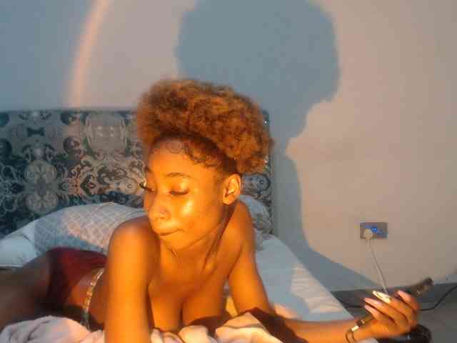 Mona_Keyis webcam
