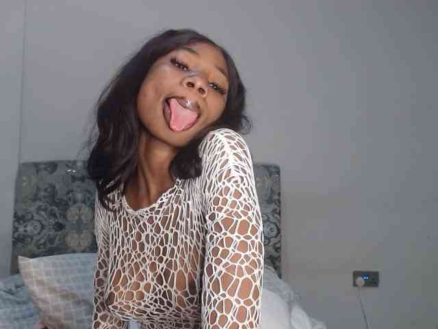 Mona_Keyis webcam