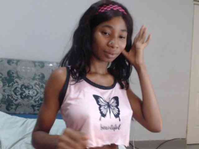 Mona_Keyis webcam