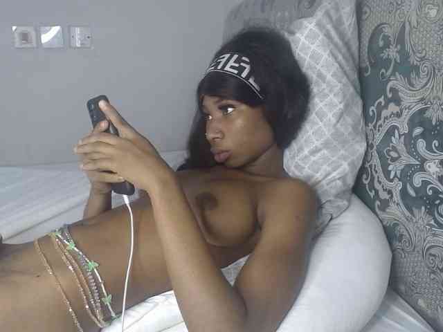 Mona_Keyis webcam