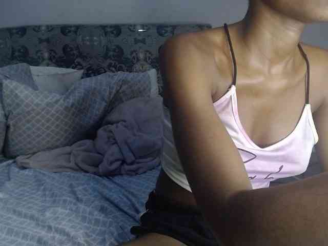 Mona_Keyis webcam