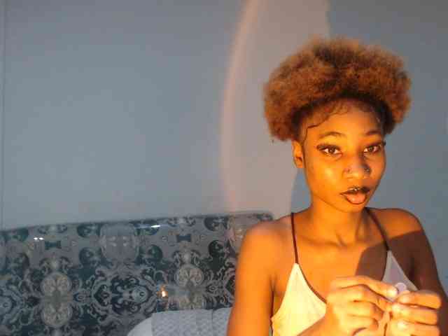 Mona_Keyis webcam