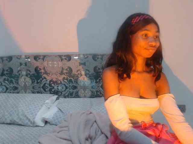 Mona_Keyis webcam