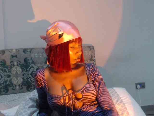 Mona_Keyis webcam