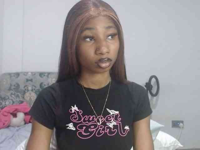 Mona_Keyis webcam