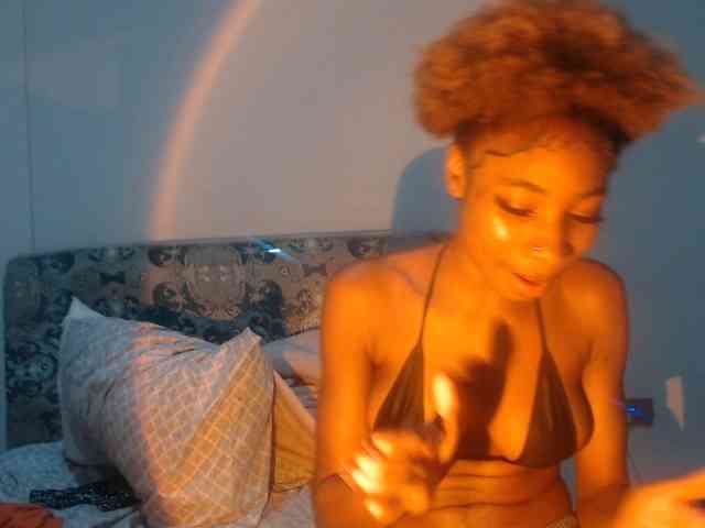 Mona_Keyis webcam