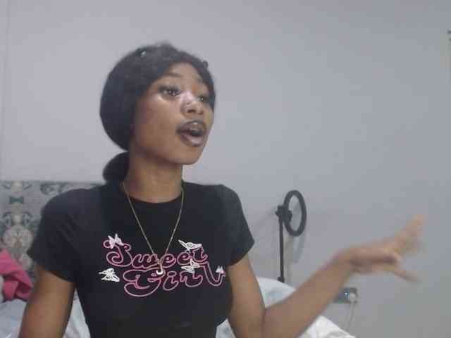 Mona_Keyis webcam