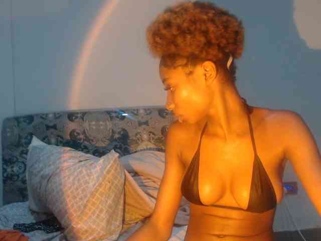 Mona_Keyis webcam