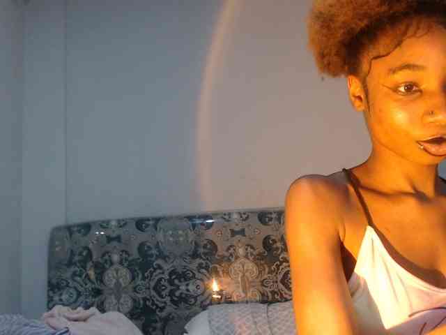 Mona_Keyis webcam