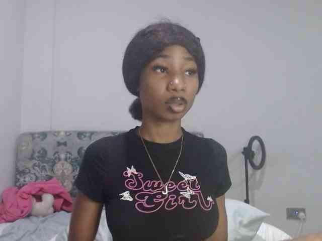 Mona_Keyis webcam