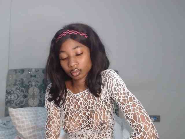 Mona_Keyis webcam