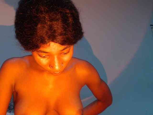 Mona_Keyis webcam