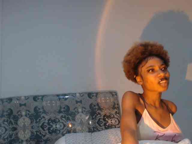 Mona_Keyis webcam