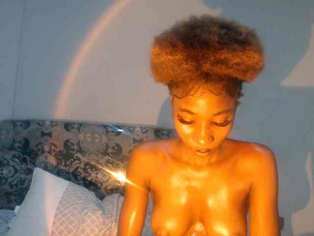 Mona_Keyis webcam