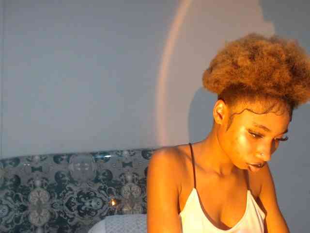 Mona_Keyis webcam