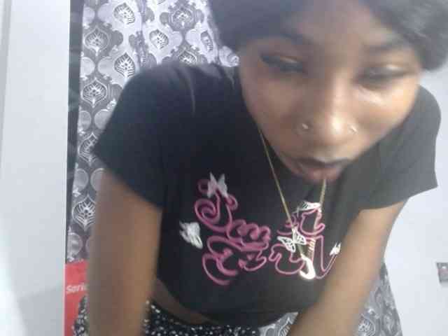 Mona_Keyis webcam