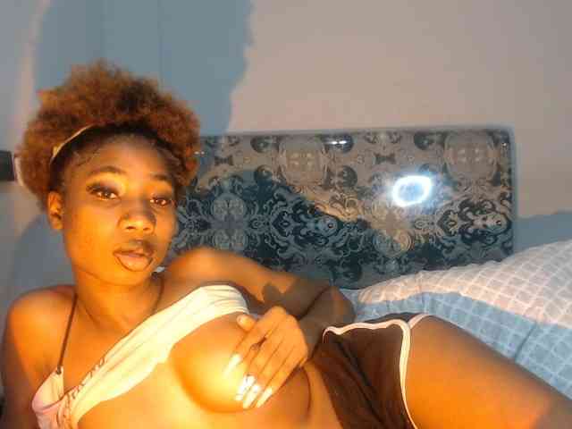 Mona_Keyis webcam