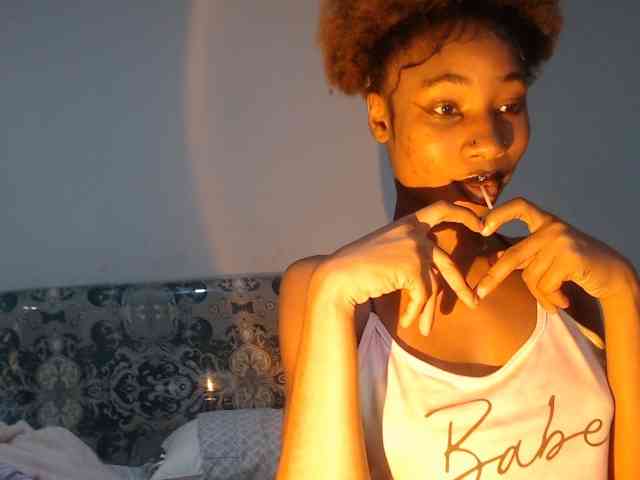 Mona_Keyis webcam