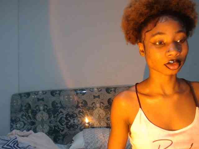 Mona_Keyis webcam
