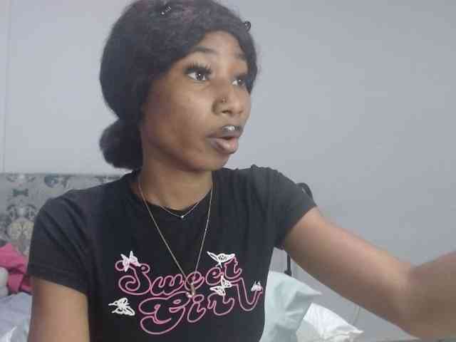 Mona_Keyis webcam