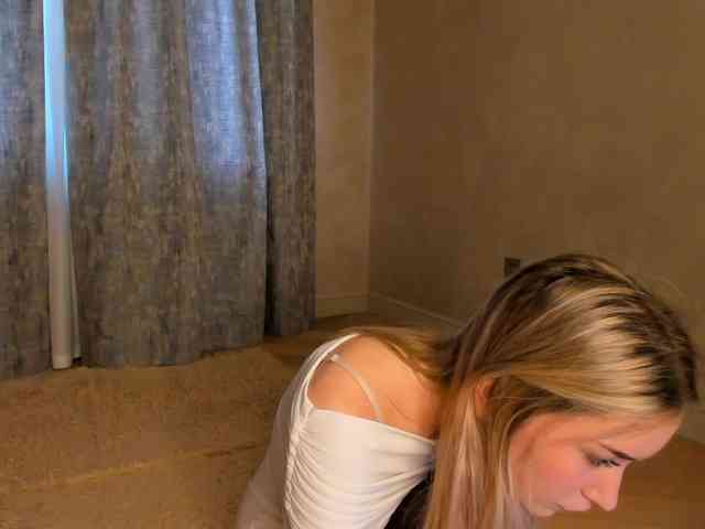 Blond-Whine webcam