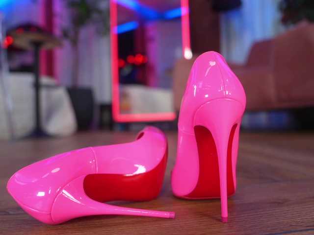 Join amazing camwhore EvaFashionista EvaFashionista from BongaCams