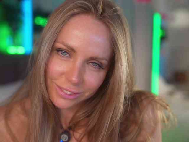 EvaFashionista Live Webcam on BongaCams