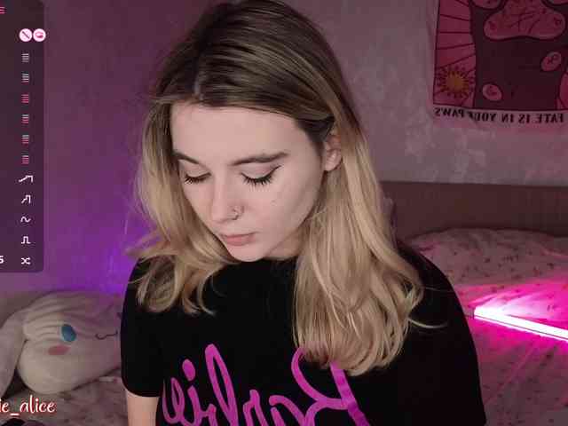 Alice-teaseee webcam